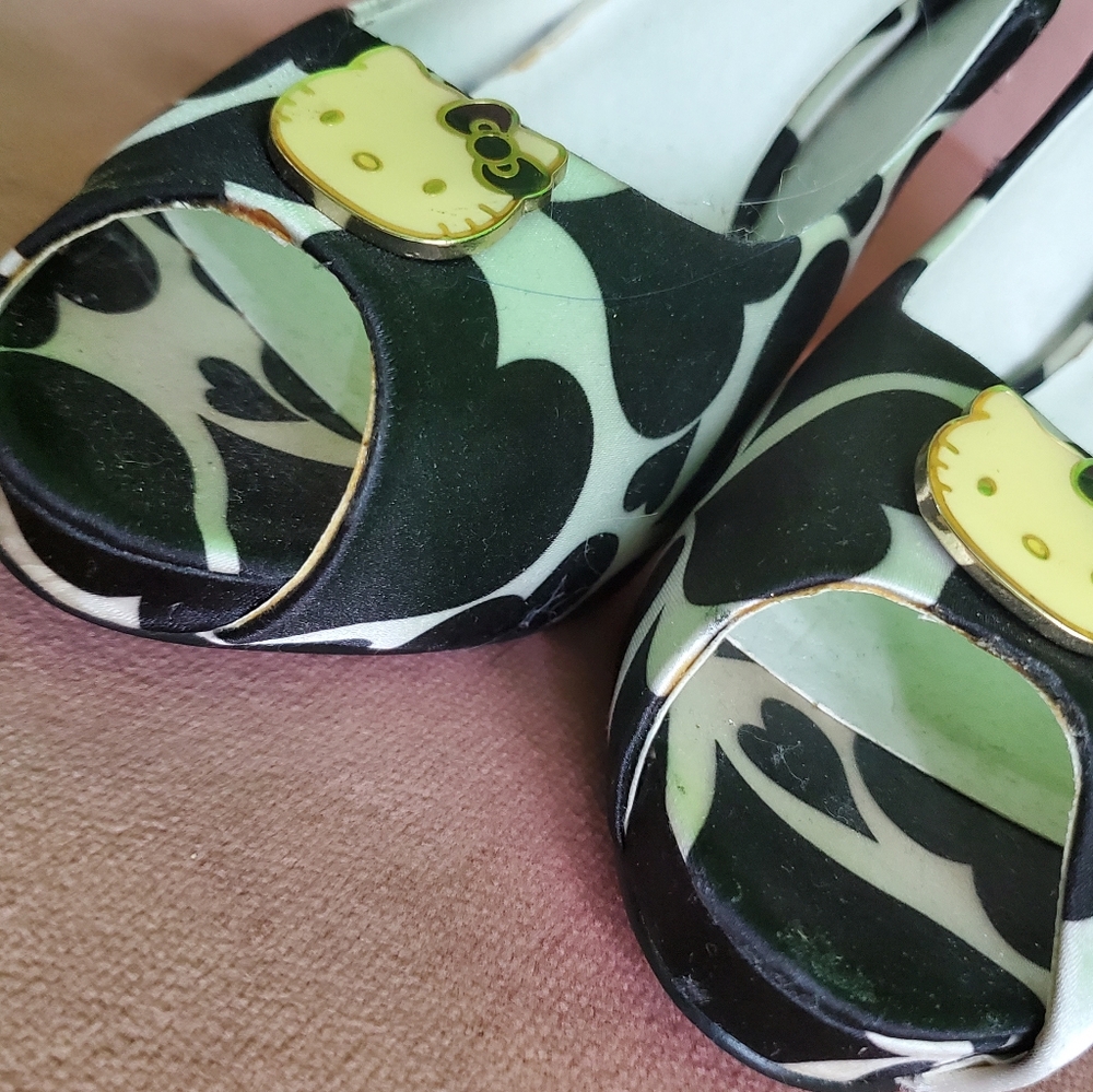Hello kitty heels 8.5 - Picture 2 of 4